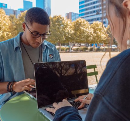 Photo laptop, diesel engine